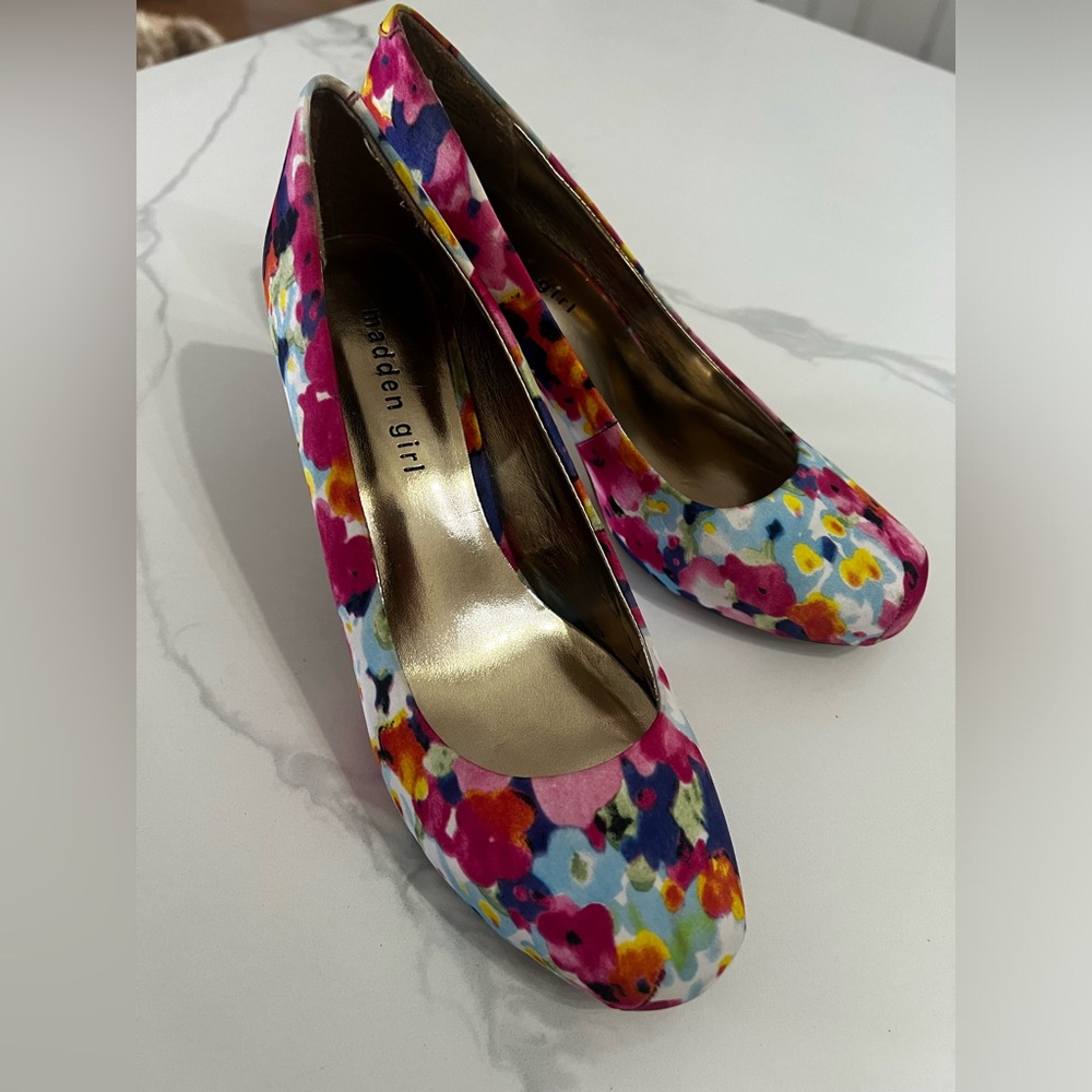 MADDEN GIRL Multi color floral satin feel platform pump 8.5  good condition